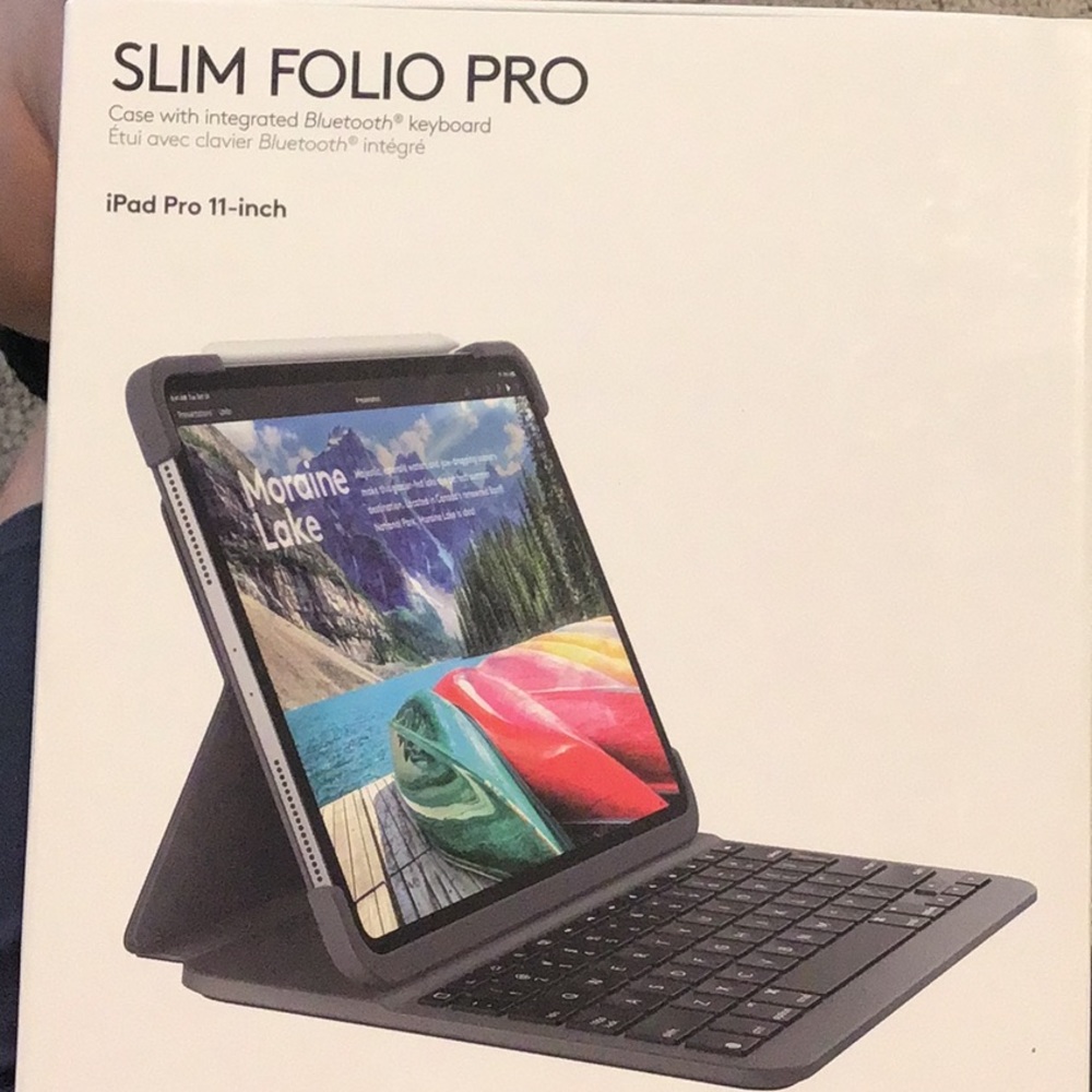 Logitech Slim Folio Pro iPadPro 11 inch, case with integrated Bluetooth keyboard
